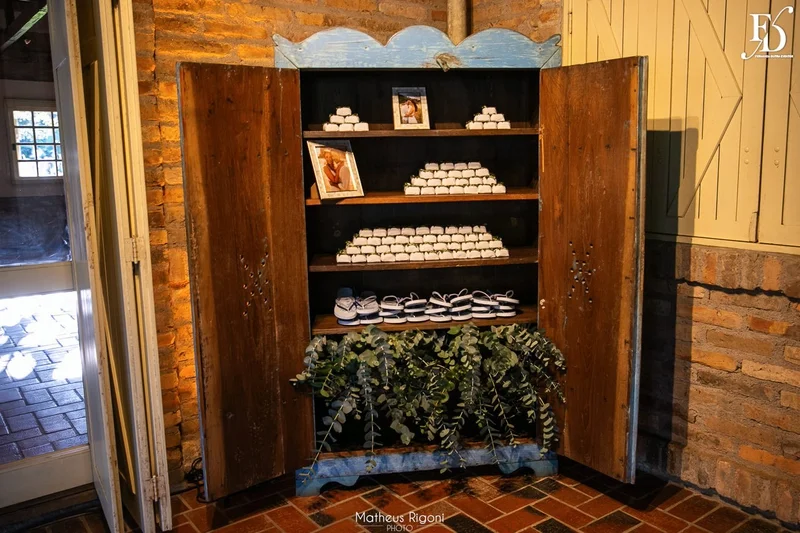casamento elegante e sofisticado no alto da capela em porto alegre com decoração botânica greenery em verde e branco por life eventos especiais