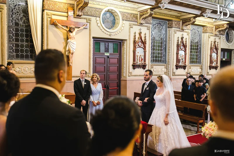 casamento com cerimônia na igreja são josé la salle em canoas rs e recepção na lalux casa de festas com decoração moderna sofisticada elegante em amarelo cinza e preto por life eventos especiais assessoria e organização de casamentos em porto alegre