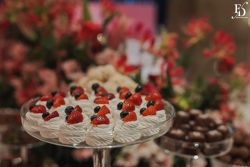 mesa de doces festa de 15 anos na praça dos fundadores do grêmio náutico união GNU