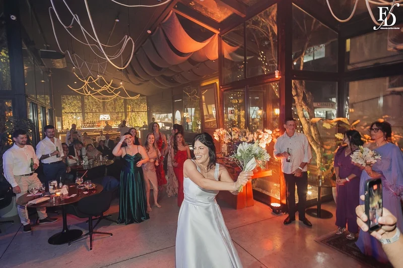 Pista de dança com névoa e luzes no casamento jovem no Dry Moments Porto Alegre