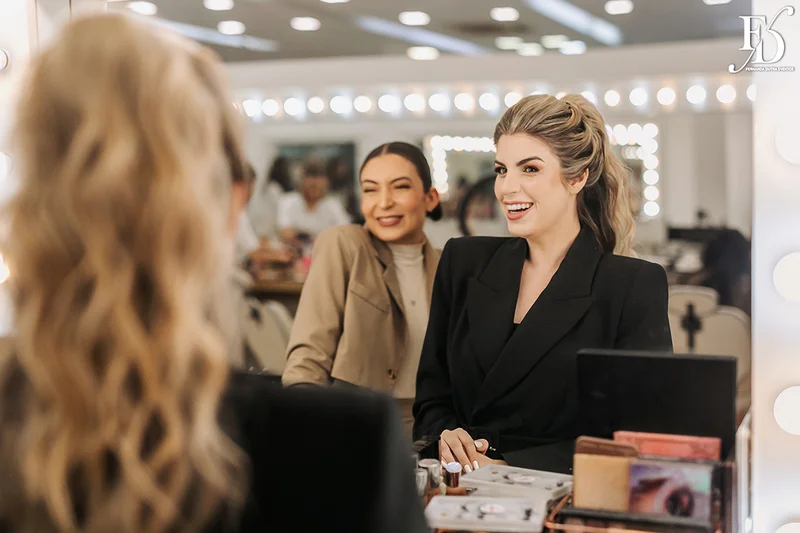 casamento mini-wedding da influencer bruna startt realizado no le bistrot gourmet em porto alegre com decoração com muitas velas flores brancas e muito verde por life eventos especiais