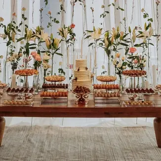 Casamento de Mayara e Leonardo no Espaço Paraíso, em Porto Alegre. Noivo entrou a cavalo, decoração clean em branco e pastéis, pets homenageados no bolo, numeradores com destinos de viagem e tango “Por una Cabeza”. Organização Life Eventos Especiais.