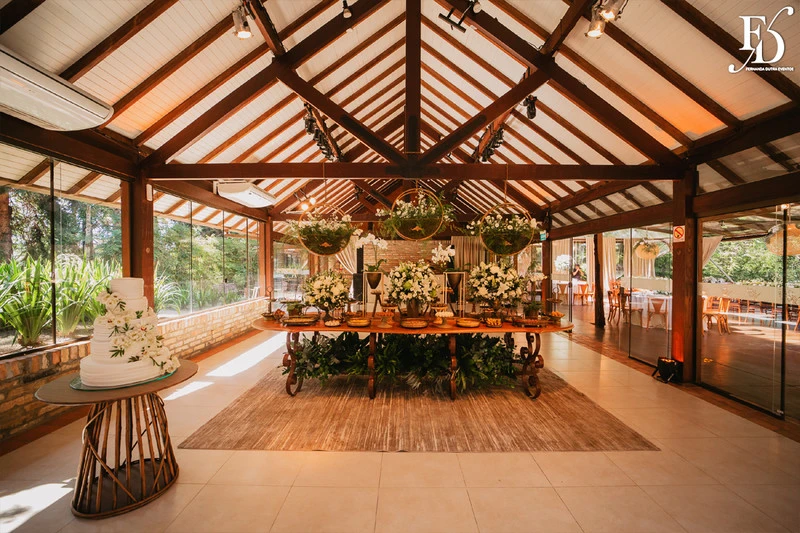 casamento diurno estilo europeu realizado no alto da capela em porto alegre no formato destination wedding com organizacao de life eventos especiais casamento de luxo em porto alegre com decoração luxuosa e clássica