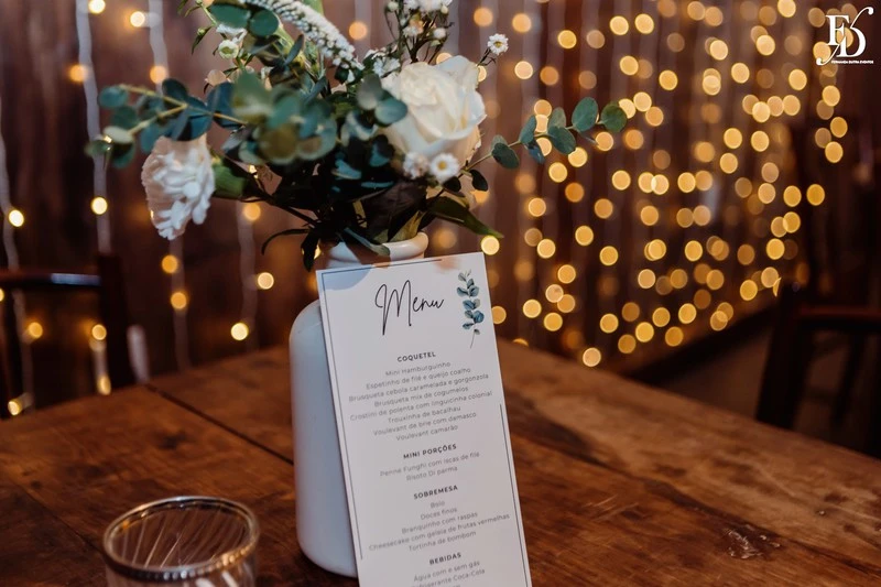 casamento mini-wedding realizado no lá nos fundos em porto alegre restaurante puppi baggio com decoração boho minimalista em verde e branco festa animada e descontraída com cerimonial de life eventos especiais cerimonialista de casamento em porto alegre 