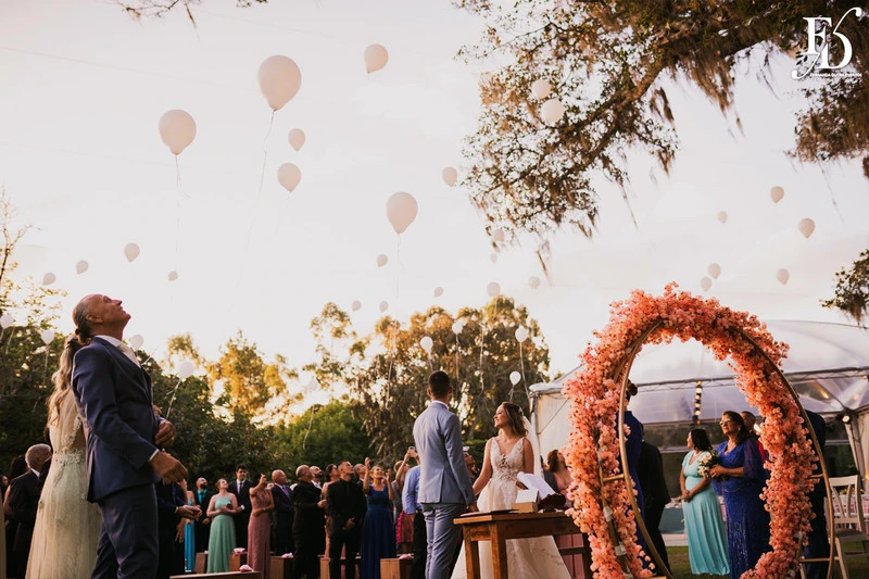 casamento realizado na alameda figueira em cachoeirinha com decoração romântica e delicada em tons de rosa e verde com bouganvilles por life eventos especiais assessoria e cerimonial de casamentos em porto alegre cerimônia dos balões