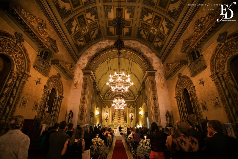 casamento com cerimônia na basílica nossa senhora das dores em porto alegre e festa e recepção no salão hannover da sogipa com decoração clássica elegante e sofisticada em dourado, branco e vermelho, com detalhe em pérolas por life eventos especiais empresa especializada na organização de casamentos em porto alegre