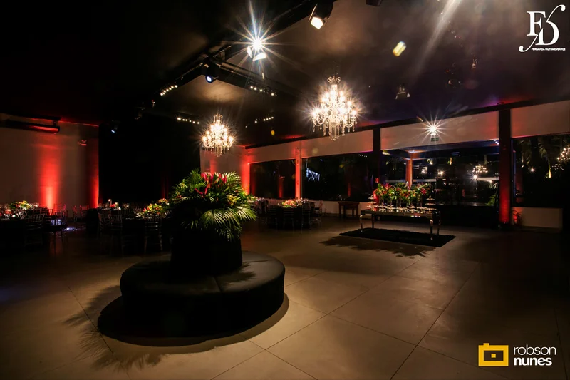 festa de formatura em direito no party room em porto alegre com decoração moderna elegante e sofisticada em preto e marsala com organização projeto e cerimonial de life eventos especiais cerimonialistas em porto alegre