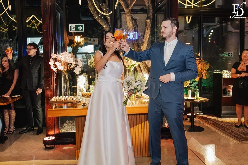 Noivos brindando com Aperol Spritz no casamento no Dry Moments & Drinks em Porto Alegre