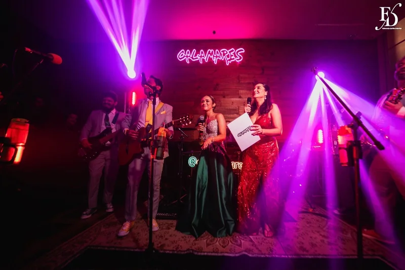 festa de formatura em medicina realizada no salão boa vista da associação leopoldina juvenil em porto alegre com decoração verde e branco e animação da banda os calamares