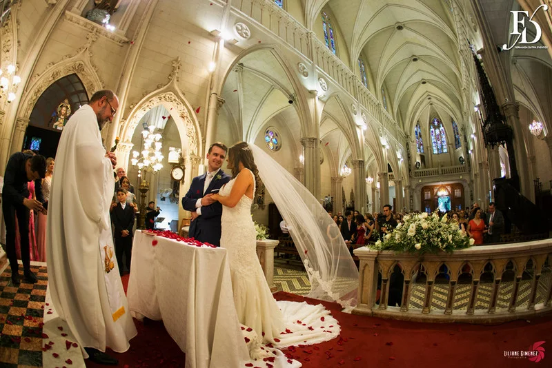 casamento com cerimônia na igreja santa teresinha da josé bonifácio em porto alegre e santissimo sacramento e recepção no salão dos espelhos do clube do comércio na andradas por life eventos especiais com decoração elegante sofisticada e luxuosa em porto alegre assessoria e cerimonial de eventos