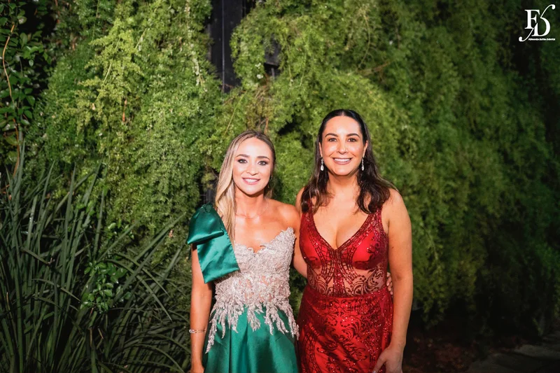 festa de formatura em medicina realizada no salão boa vista da associação leopoldina juvenil em porto alegre com decoração verde e branco e animação da banda os calamares