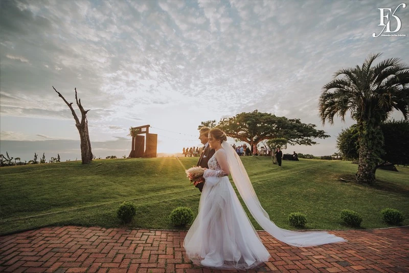 casamento no espaço paraiso em porto alegre viamão alvorada com decoração moderna boho rustico-chic em tons terrosos por life eventos especiais cerimônia ao ar livre