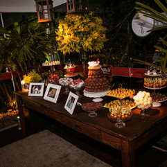 Casamento com cerimônia na Igreja Santa Teresinha do Menino Jesus, em Porto Alegre, e recepção na Merci Casa de Eventos, com projeto de decoração delicado, romântico, em estilo rústica, com a paleta do marrom, nude e amarelo.