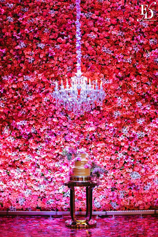 casamento com cerimônia na basílica nossa senhora das dores em porto alegre e festa na casa vetro com decoração luxuosa sofisticada exuberante em tons de rosa com parede de flores com organização projeto e cerimonial de life eventos especiais cerimonialista de casamentos em porto alegre