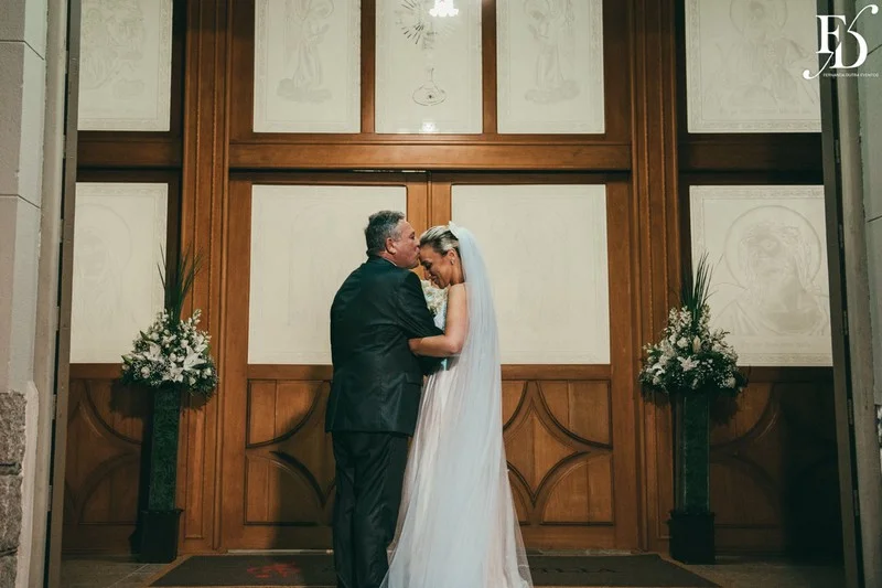 casamento realizado na igreja santa cecília em porto alegre e recepção no le bistrot gourmet com decoração colorida vibrante tropical por life eventos especiais cerimonialista de casamento em porto alegre