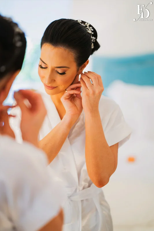 casamento com cerimônia realizada às 15h na Basílica Nossa Senhora das Dores em Porto Alegre e recepção no Alto da Capela. Coquetel na área externa embalado com jazz e por-do-sol, jantar formal, decoração exuberante e linda, em estilo botânico e muitas cores, luxuoso e lindo, por Life Eventos Especiais