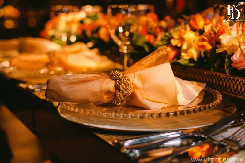 casamento luxuoso no clube veleiros do sul em porto alegre com decoração em dourado fechamento do teto em voil e espelhos venezianos cerimônia na igreja santa teresinha e santíssimo sacramento na redenção com organização e cerimonial de fernanda dutra da life eventos especiais organizadora de eventos em porto alegre