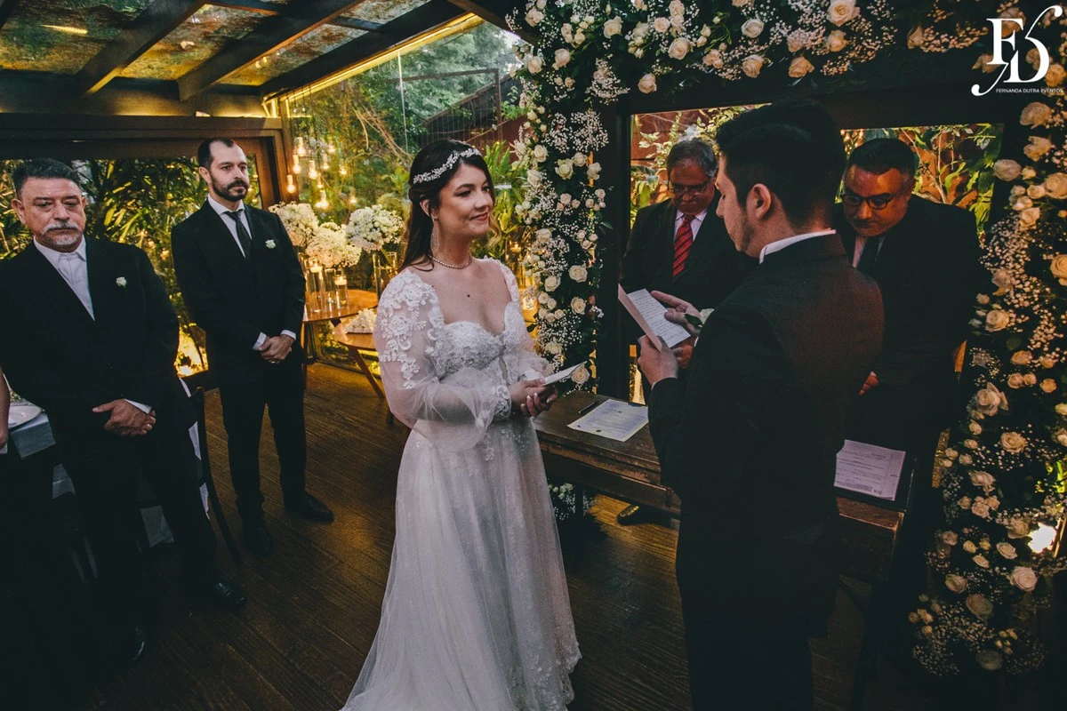 casamento com estética "old money" realizado no le bistrot gourmet em porto alegre por life eventos especiais mini-wedding casamento porto alegre