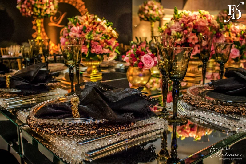 casamento com decoração luxuosa na praça dos fundadores do grêmio náutico união em porto alegre em tons de dourado preto e rosa sofisticado clássico e elegante por life eventos especiais cerimonialista em porto alegre cerimônia na igreja são pedro