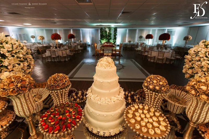 casamento com cerimônia na basílica nossa senhora das dores em porto alegre e festa e recepção no salão hannover da sogipa com decoração clássica elegante e sofisticada em dourado, branco e vermelho, com detalhe em pérolas por life eventos especiais empresa especializada na organização de casamentos em porto alegre