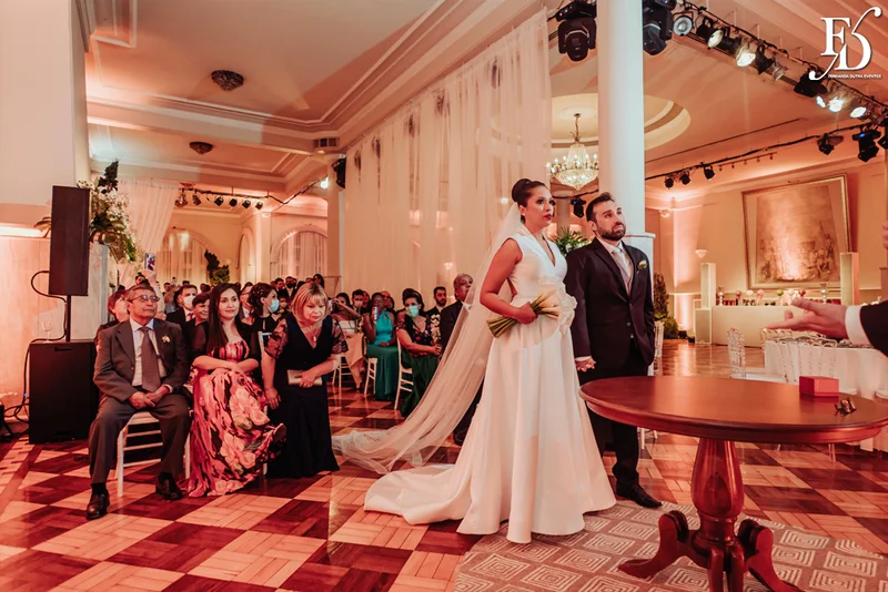 casamento com cerimônia e recepção realizados no salão imperatriz da associação leopoldina juvenil em porto alegre com decoração clássica em verde branco e prato por life eventos especiais assessoria de eventos em porto alegre