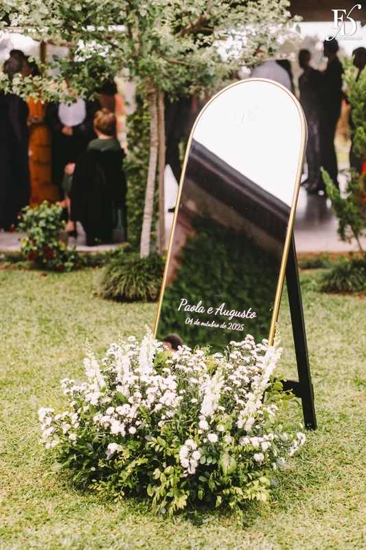 casamento na la casa piemont em farroupilha cerimônia ao ar livre espelho com escritos