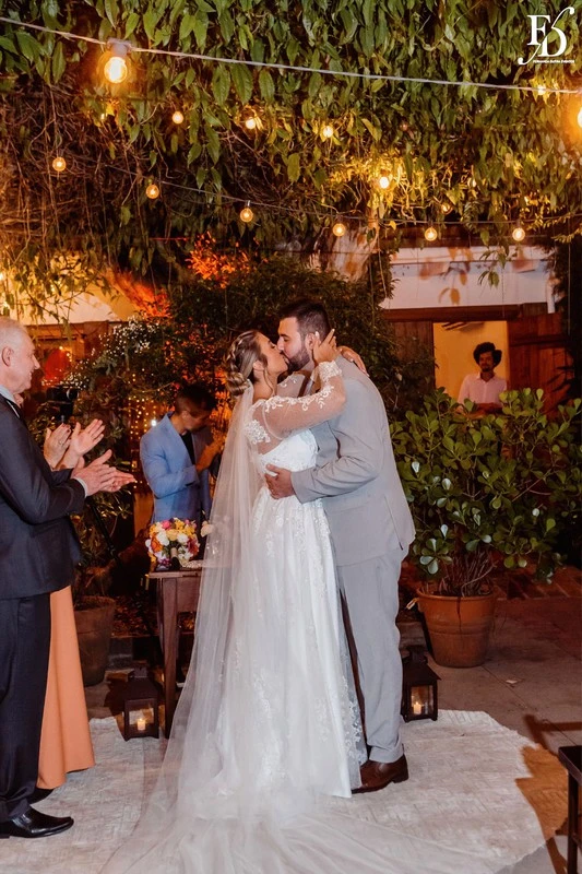 casamento mini-wedding realizado no lá nos fundos em porto alegre restaurante puppi baggio com decoração boho minimalista em verde e branco festa animada e descontraída com cerimonial de life eventos especiais cerimonialista de casamento em porto alegre 