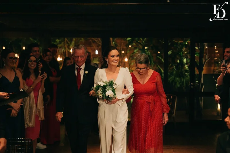 casamento no le bistrot em porto alegre organizado por life eventos especiais organizado por life eventos especiais com cerimônia no local e decoração clássica elegante e sofisticada em branco verde e prata com planejamento organização e execução de life eventos especias em porto alegre