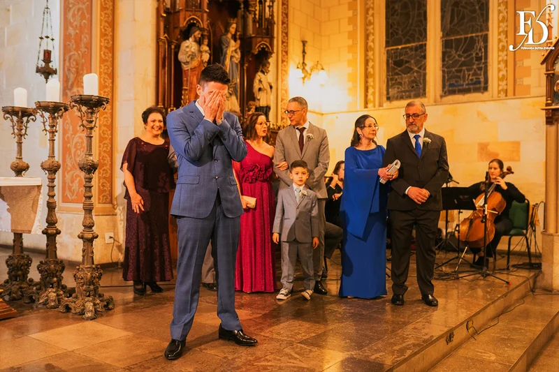 casamento realizado na igreja são pedro em porto alegre e recepção no le bistrot gourmet com decoração colorida e vibrante em rosa pink roxo e lilás