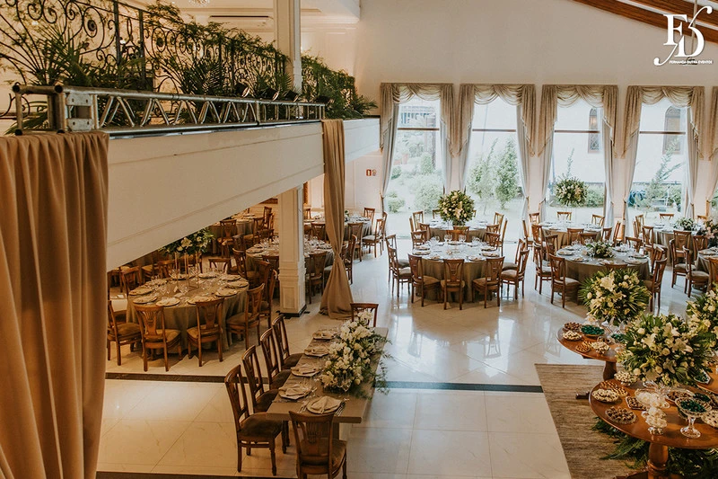 casamento destination wedding no hotel ritta hoppner em gramado com decoração clássica, elegante e botânica em tons de branco verde e fendi por life eventos especiais