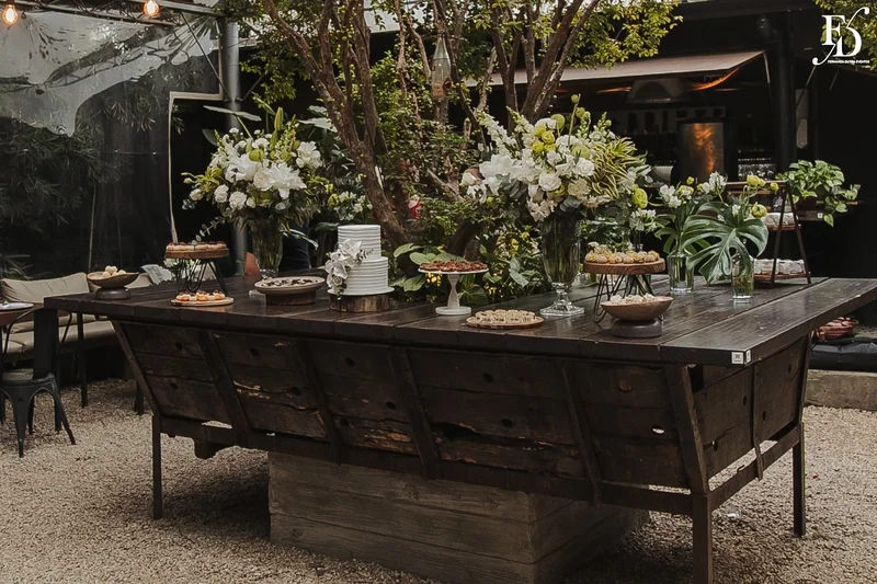 casamento mini-wedding no eat kitchen em novo hamburgo com decoração verde e branco estilo greenery mesa de doces