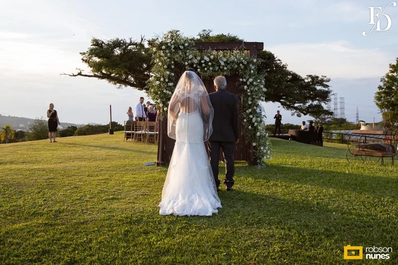 casamento destination wedding no Espaço Paraíso em Porto Alegre Alvorada Viamão noivo americano e noiva brasileira equipe bilingue de cerimonial evento com decoração romântida elegante e sofisticada em tons de rosa