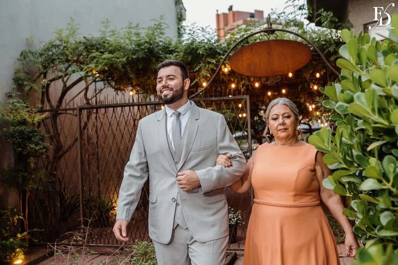 casamento mini-wedding realizado no lá nos fundos em porto alegre restaurante puppi baggio com decoração boho minimalista em verde e branco festa animada e descontraída com cerimonial de life eventos especiais cerimonialista de casamento em porto alegre 