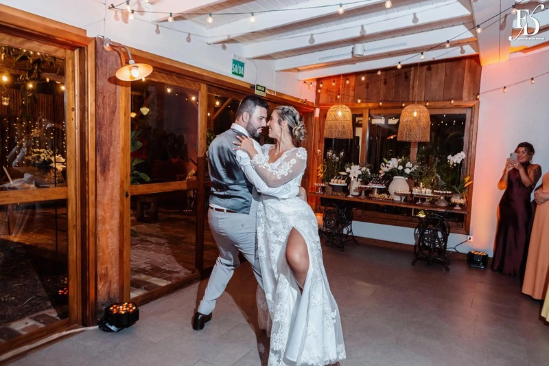 casamento mini-wedding realizado no lá nos fundos em porto alegre restaurante puppi baggio com decoração boho minimalista em verde e branco festa animada e descontraída com cerimonial de life eventos especiais cerimonialista de casamento em porto alegre 