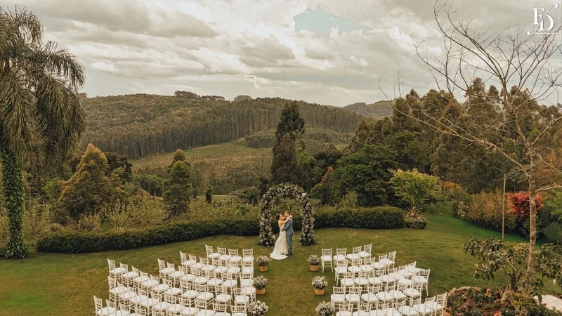 casamento na la casa piemont em farroupilha noivos cerimônia ao ar livre