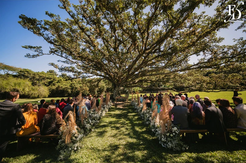 casamento diurno estilo europeu realizado no alto da capela em porto alegre no formato destination wedding com organizacao de life eventos especiais casamento de luxo em porto alegre com decoração luxuosa e clássica
