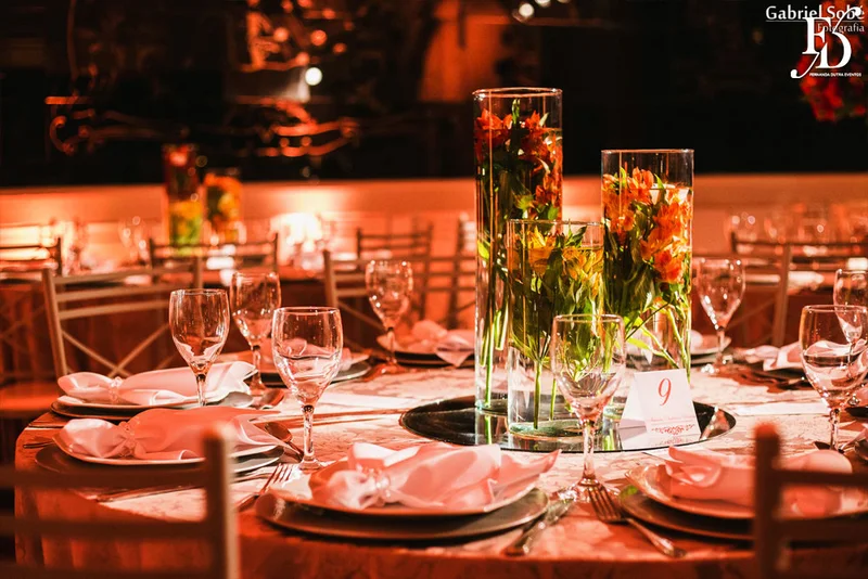 formatura tripla em direito pela fmp fundação do ministério público realizada no salão cristal do clube do comércio em porto alegre com decoração elegante clássica sofisticada em tons terrosos