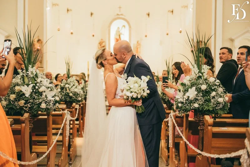casamento realizado na igreja santa cecília em porto alegre e recepção no le bistrot gourmet com decoração colorida vibrante tropical por life eventos especiais cerimonialista de casamento em porto alegre