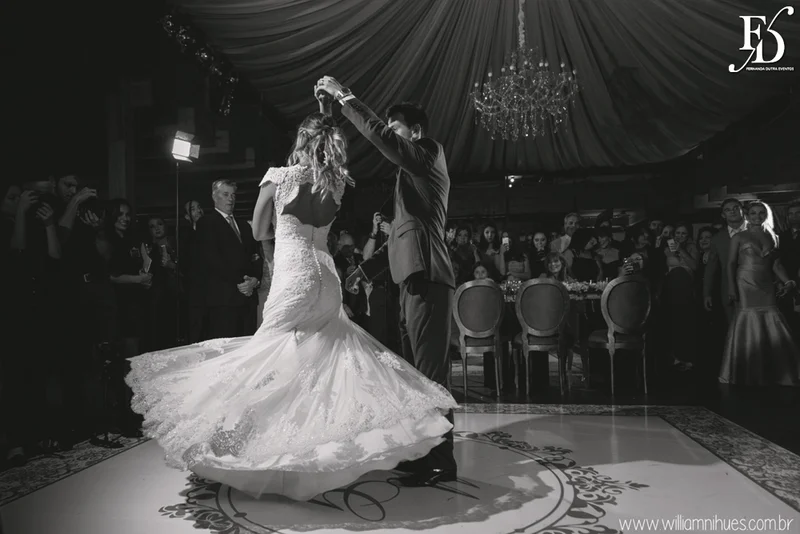 casamento luxuoso no clube veleiros do sul em porto alegre com decoração em dourado fechamento do teto em voil e espelhos venezianos cerimônia na igreja santa teresinha e santíssimo sacramento na redenção com organização e cerimonial de fernanda dutra da life eventos especiais organizadora de eventos em porto alegre