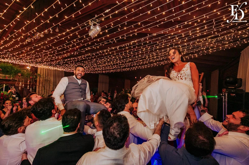 casamento judaico realizado no sítio da figueira em porto alegre com decoração exuberante botânica tropical festa linda com passarela de espelho cerimônia de casamento ao ar livre por life eventos especiais cerimonialista em porto alegre organização de casamentos
