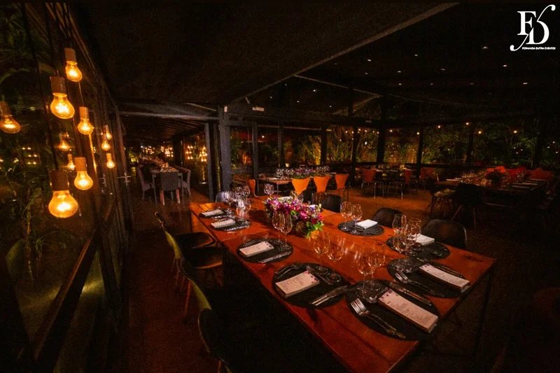 casamento realizado na igreja são pedro em porto alegre e recepção no le bistrot gourmet com decoração colorida e vibrante em rosa pink roxo e lilás