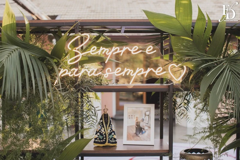 casamento boho chique wedding realizado na casa na chácara em porto alegre com decoração em rosé e marsala por life eventos especiais assessoria e cerimonial de casamento em porto alegre letreiro neon