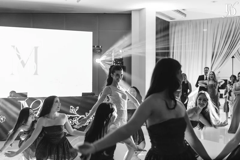 abertura de pista coreografia dança com as amigas festa de 15 anos na praça dos fundadores do grêmio náutico união GNU