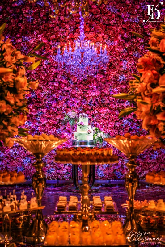 casamento com cerimônia na basílica nossa senhora das dores em porto alegre e festa na casa vetro com decoração luxuosa sofisticada exuberante em tons de rosa com parede de flores com organização projeto e cerimonial de life eventos especiais cerimonialista de casamentos em porto alegre