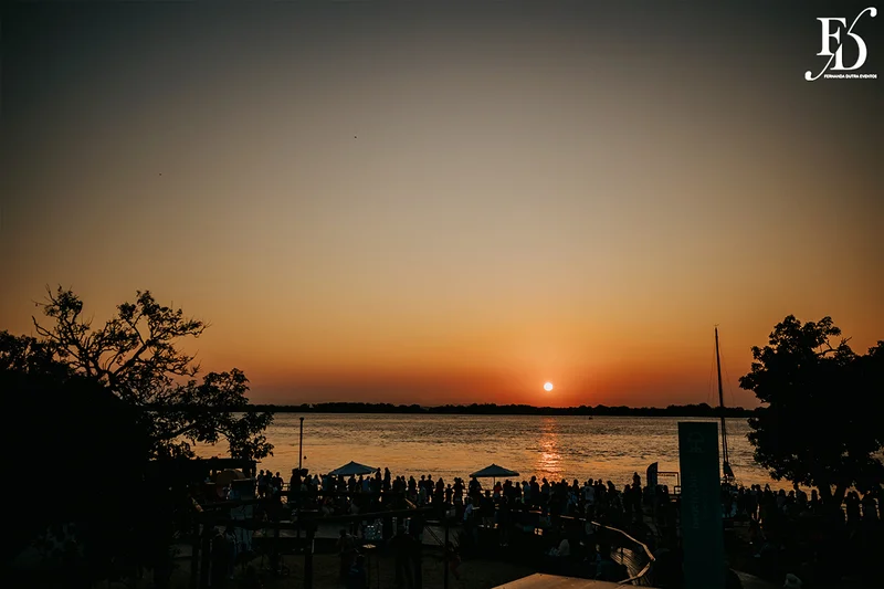 casamento realizado com almoço no le bistrot gourmet em porto alegre e após o almoço celebração de casamento no eat kitchen embarcadero com uma vista fantástica do rio guaíba um por-do-sol de cinema por life eventos especiais
