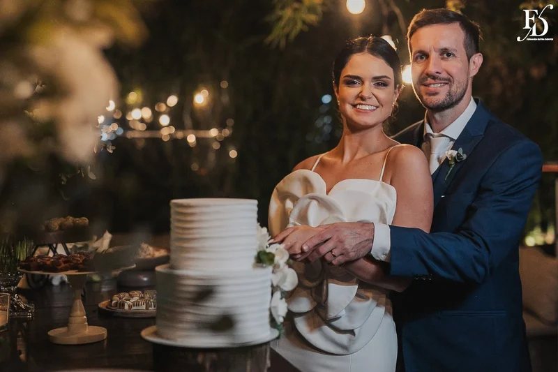 casamento mini-wedding no eat kitchen em novo hamburgo com decoração verde e branco estilo greenery noivos cortando o bolo