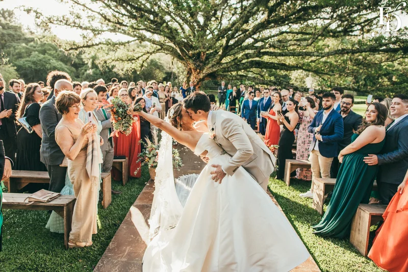 casamento realizado no alto da capela em porto alegre por life eventos especiais com cerimônia ao ar livre decoração despojada em tons terrosos e uma parede de donuts para a alegria dos convidados