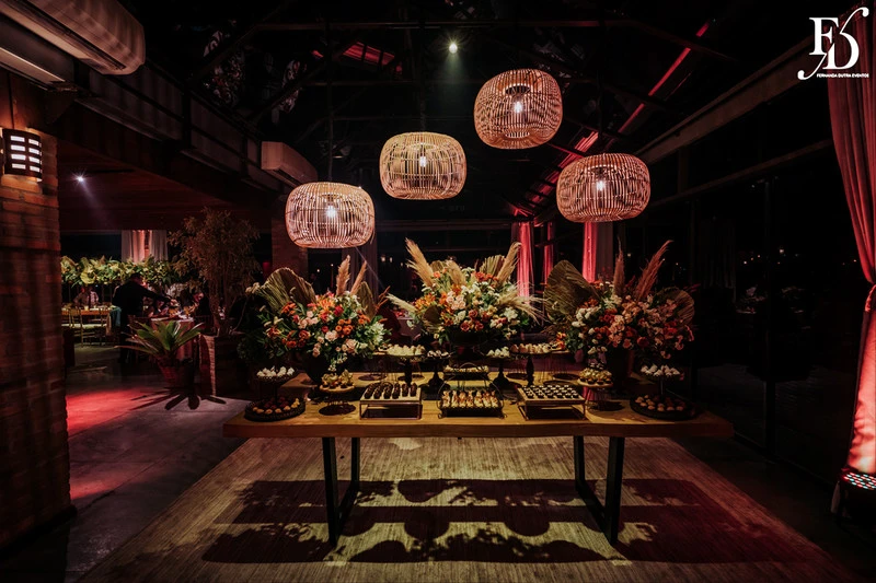 casamento no espaço paraiso em porto alegre viamão alvorada com decoração moderna boho rustico-chic em tons terrosos por life eventos especiais mesa de doces
