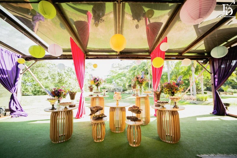 casamento no alto da capela estilo festival casamento festival moderno tecnológico colorido com espaços temáticos de tatuagem glitter bar arcade casamento moderno casamento colorido