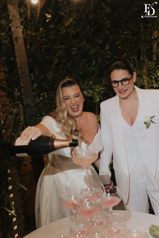 noivas Ivana e Cristiane no Le Bistrot Gourmet casamento LGBT Porto Alegre torre de taças para o brinde
